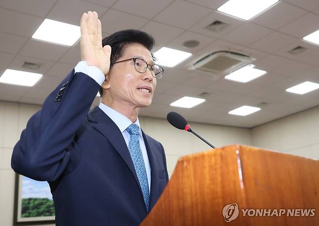선서하는 김문수 고용노동부 장관 후보자 (서울=연합뉴스) 신준희 기자 = 김문수 고용노동부 장관 후보자가 26일 국회에서 열린 인사청문회에서 선서를 하고 있다. 2024.8.26 hama@yna.co.kr