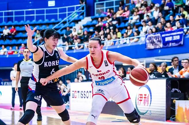 체코를 상대로 수비하는 이소희(왼쪽) [FIBA 제공. 재판매 및 DB  금지]