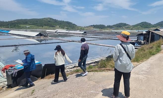 신안군 염전 행정지도 나서  [신안군 제공·재판매 및 DB 금지]