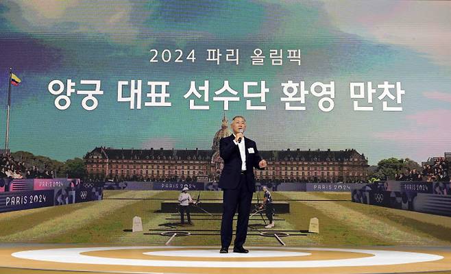 정의선 현대차그룹 회장이 27일 서울 광진구 그랜드워커힐에서 열린 ‘2024 파리올림픽 양궁대표 선수단 환영 만찬’에 참석해 환영사를 하고 있다.(사진=현대차그룹)