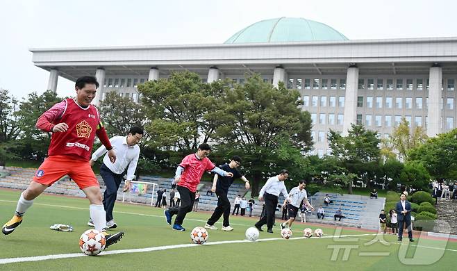 26일 서울 여의도 국회운동장에서 열린 제22대 국회개원 기념 여·야 국회의원 축구대회에서 참석자들이 시축을 하고 있다. 왼쪽부터 송석준 국민의힘 의원, 박찬대 더불어민주당 원내대표, 우원식 국회의장, 한동훈 국민의힘 대표, 주호영 국회부의장. (공동취재) 2024.8.26/뉴스1 ⓒ News1 김민지 기자