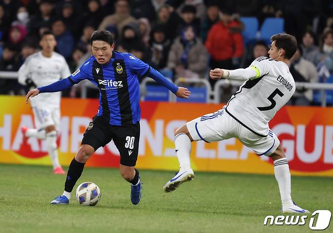 28일 오후 인천 중구 인천축구전용경기장에서 열린 2023-2024 챔피언스리그(ACL) 조별리그 G조 5차전 인천 유나이티드와 일본 요코하마 마리노스의 경기에서 인천 최우진이 돌파하고 있다. 2023.11.28/뉴스1 ⓒ News1 김민지 기자