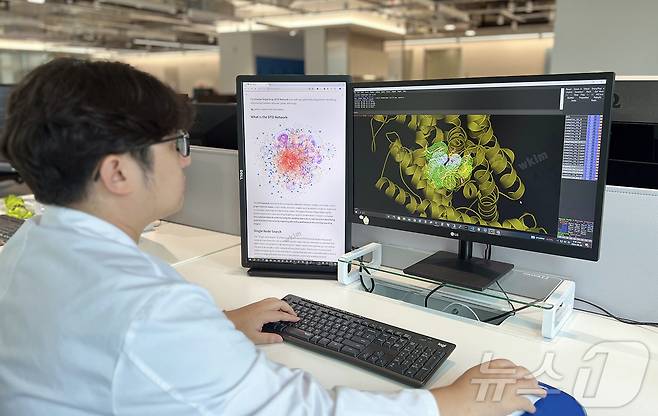 JW중외제약 자회사 C&C신약연구소 연구원이 제이웨이브 플랫폼을 통해 AI 기반 신약 개발을 진행하고 있다. 연구원은 단백질 구조와 약물 상호작용을 시각화한 3D 모델을 분석하고 있다.(JW중외제약 제공)/뉴스1 ⓒ News1