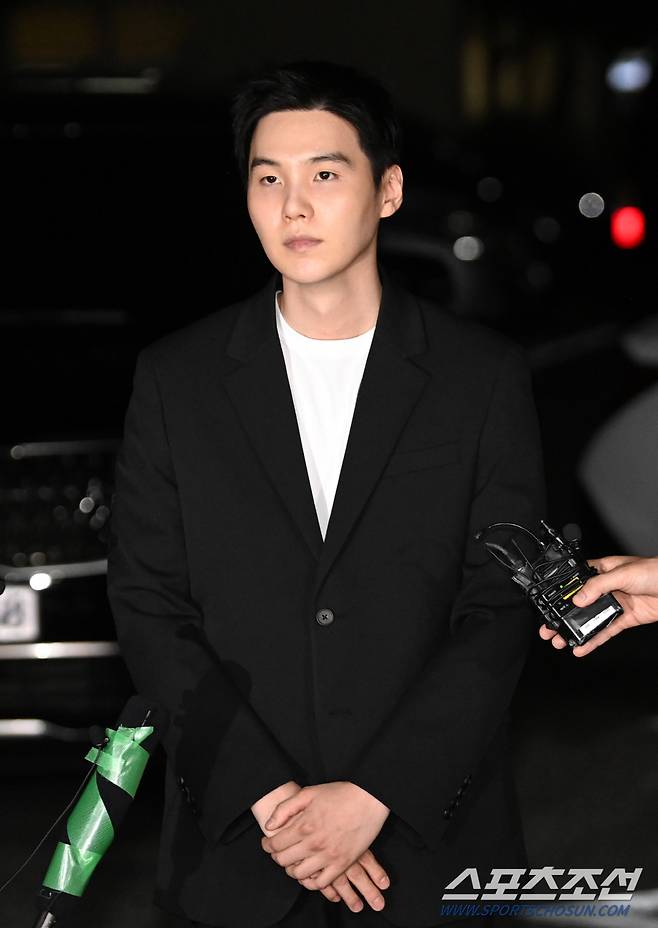 전동 스쿠터 음주운전 혐의를 받는 그룹 방탄소년단(BTS)의 슈가(민윤기, 31)가 23일 오후 경찰 소환조사를 받기 위해 용산경찰서로 출석하고 있다. 용산=허상욱 기자 wook@sportschosun.com/2024.08.23/