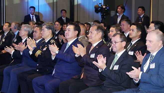 윤석열 대통령이 27일 서울 영등포구 페어몬트 앰배서더 서울에서 열린 2024 국제 사이버범죄대응 심포지엄 개회식에 참석, 개회 선언 뒤 박수를 치고 있다. /연합