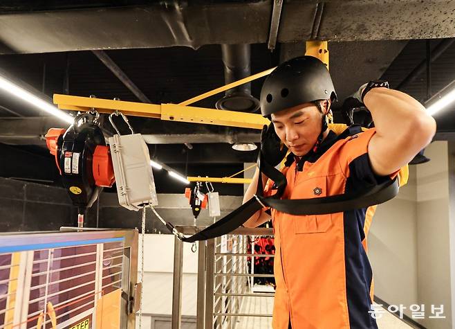 27일 오후 경기 오산시 경기도국민안전체험관에서 소방관이 완강기를 사용법을 시연하고 있다. 오산=이한결 기자 always@donga.com