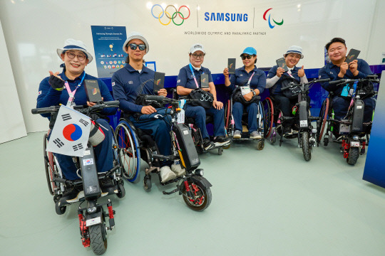 대한민국 장애인 양궁 대표팀 선수들이 2024 파리 올림픽·패럴림픽 선수촌에 마련된 삼성 올림픽 체험관에서 기념 촬영을 하고 있다.  삼성전자 제공