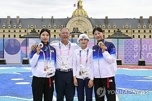 현대차그룹 회장이 지난 3일(현지시간) 파리 대회 여자 양궁 개인전 시상식 직후 남수현, 전훈영, 임시현과 기념 촬영하고 있다. 왼쪽부터 남수현, 정의선 회장, 전훈영, 임시현. [대한양궁협회 제공=연합뉴스]