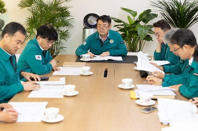 이정선 광주광역시교육감(사진 가운데)이 27일 교육감실에서 긴급회의를 주재하고 딥페이크 등 디지털 성범죄 예방과 피해 대응에 만전을 기해줄 것을 당부하고 있다. 광주광역시교육청 제공