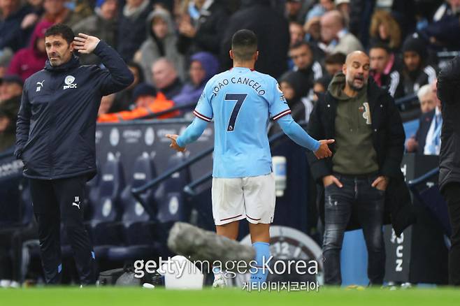 사진은 지난 2022~23시즌 리그 경기 중 레드카드를 받고 그라운드를 떠나는 칸셀루의 모습. 사진=게티이미지