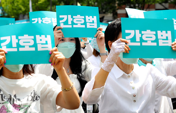 대한간호협회 소속 간호사들이 19일 오후 서울 종로구 세종대로에서 간호법 거부권 행사 규탄 총궐기대회를 하고 있다. [사진=뉴시스]