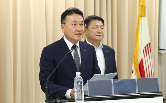 서철수 한국전력 전력그리드 부사장이 23일 서울 서초구 한전아트센터에서 기자회견을 열고 하남시의 동서울변전소 옥내화 및 증설사업 불가처분과 관련한 한국전력공사의 입장을 발표하고 있다. [한국전력공사 제공]