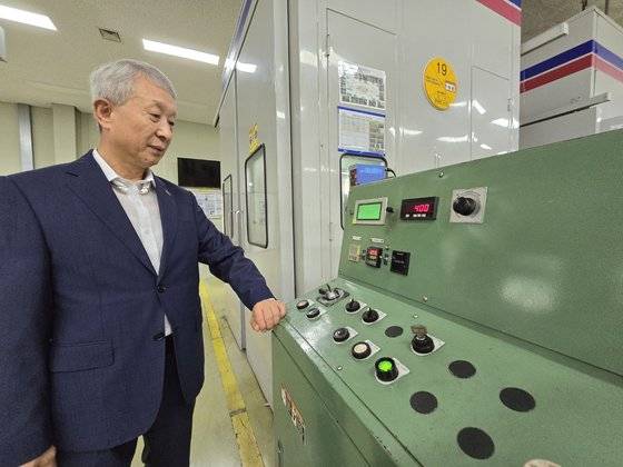 수도권 과밀억제권역 규제로 인한 중과세 등으로 기업 유치에 어려움을 겪는 지자체들이 공동대응협의체를 구성해 국회를 상대로 입법 건의를 추진하고 있다. 사진은 과밀억제권역 내 수원델타플렉스(수원산업단지)에서 제조업체를 운영하는 이기현 미경테크 대표이사와 20여년 된 스탬프(stamp) 기계. 손성배 기자