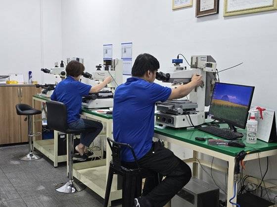 수도권 과밀억제권역 내 수원델타플렉스(수원산업단지)에서 스마트폰 PCB 기판 연결 회로, 자동차 전장 부품 등을 개발·생산하는 경기 수원 미경테크 직원들이 현미경으로 제품 검수를 하고 있다. 손성배 기자