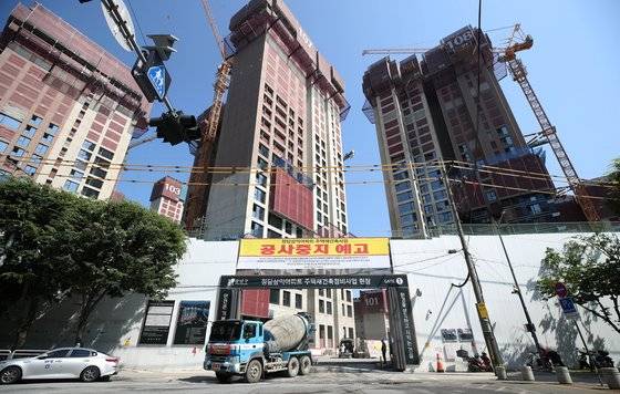 강남 재건축 대어로 꼽히는 '청담르엘(청담삼익아파트)' 재건축 사업이 시공사와 조합 간 갈등으로 중단 위기에 놓인 가운데 지난 18일 오전 서울 강남구 청담동 재건축 현장 입구에 공사 중지 예고 현수막이 붙어 있다. 뉴스1