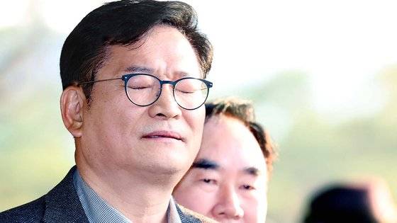 더불어민주당 전당대회 돈봉투 살포 의혹의 '정점'으로 지목된 송영길 전 대표가 지난해 12월 8일 오전 검찰 조사를 받기 위해 서울 서초구 서울중앙지검에 출석했다. 연합뉴스