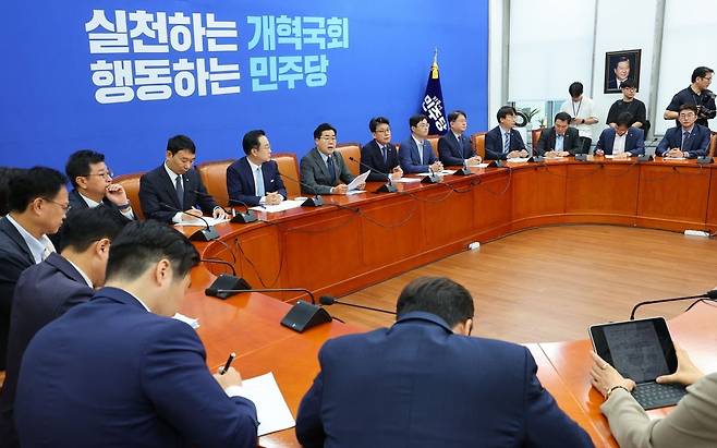 더불어민주당 박찬대 원내대표가 27일 오전 국회에서 열린 원내대책회의에서 발언하고 있다. 사진=연합뉴스