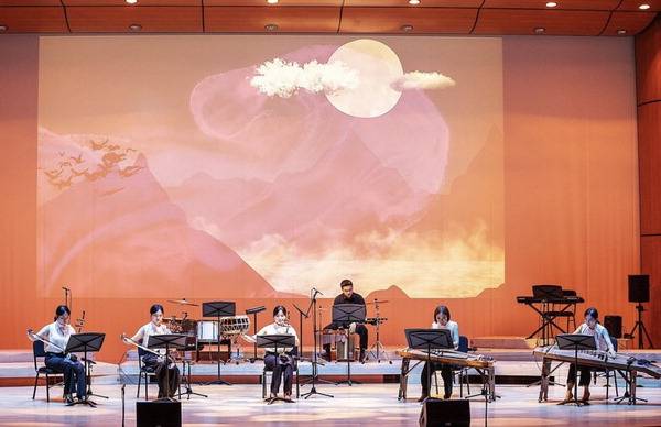 부산 유일의 해금·아쟁 연주단 ‘해아연’ 단원들이 무대에서 해금과 아쟁을 연주하고 있다.  해아연 제공