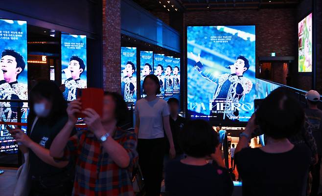 Moviegoers are seen at the CGV Yongsan multiplex cinema in Seoul, Aug. 22. (Yonhap)