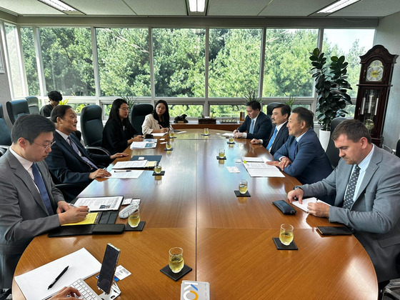 The secretary general of the Conference on Interaction & Confidence Building Measures in Asia (CICA), Ambassador Kairat Sarybay, second from right, Ambassador of Kazakhstan to Korea Arystanov Nurgali, third from right, and Ambassador Chang Won-sam, president of the Korea International Cooperation Agency (Koica), second from left, hold a meeting at Koica headquarters in Seongnam, Gyeonggi, on Aug. 14. [EMBASSY OF KAZAKHSTAN]