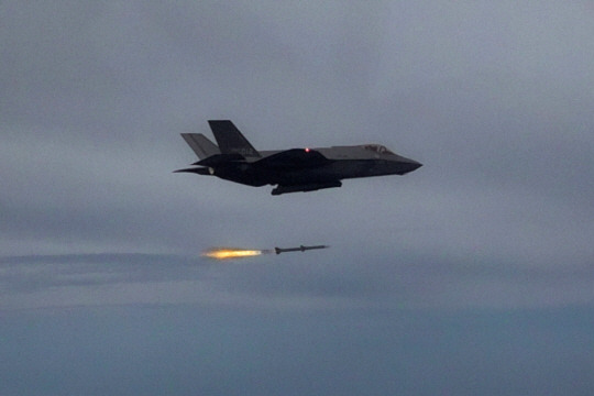 공군 F-35A 전투기가 26일 서해상에서 순항미사일·무인공격기 역할을 하는 훈련용 표적을 향해 AIM-120C 공대공 미사일을 발사하고 있다. 한미 공군은  26일부터 28일까지 ‘을지 자유의 방패(Ulchi Freedom Shield)’ 연습의 일환으로 서해 해상사격장에서 공대공·공대지 실사격 훈련을 실시하고 있다. 공군 제공