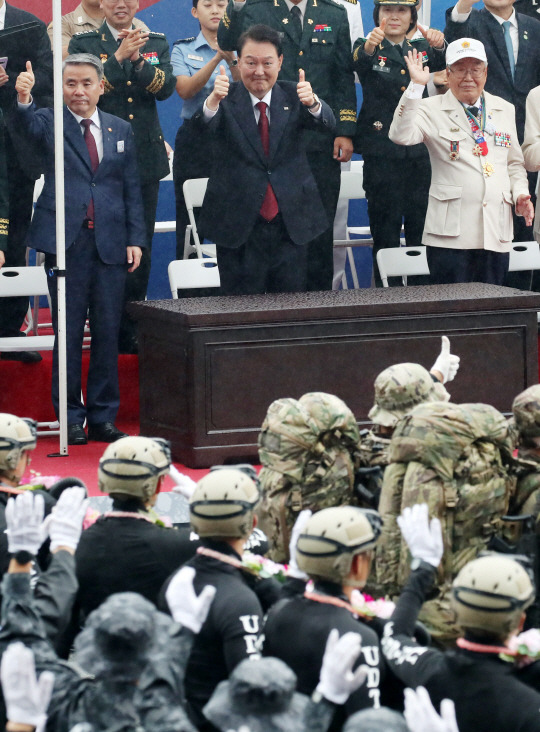 건군 75주년 국군의날 시가행진이 열린 지난해 9월 26일 서울 광화문 광장 관람무대에서 윤석열 대통령이 시가행진하는 장병들에게 두손으로 엄지손가락을 들어 보이고 있다. 대통령실통신사진기자단