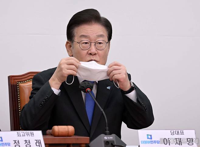 이재명 더불어민주당 대표가 지난 2022년 12월 5일 오전 서울 여의도 국회에서 열린 최고위원회의에 참석해 모두발언을 마치고 마스크를 쓰고 있다. 이상섭 기자