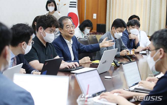 [서울=뉴시스] 김명원 기자 = 한덕수 국무총리가 25일 오전 서울 종로구 정부서울청사에서 열린 출입기자단 백브리핑에서 현안 관련 질문에 답하고 있다. 2022.08.25. kmx1105@newsis.com