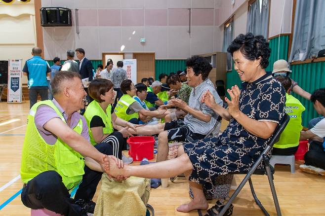 광양제철소 발마사지 재능봉사단이 어르신들을 대상으로 발마사지 봉사를 하고 있다. 광양제철소 제공