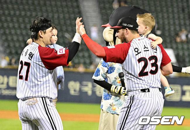 [OSEN=잠실, 지형준 기자] 프로야구 LG 트윈스가 극적인 끝내기 승리로 4연승을 이어갔다.LG는&nbsp;11일 잠실구장에서 열린 2024 KBO리그 NC와&nbsp;경기에 4-3 끝내기 승리를 거뒀다. 1-3으로 뒤진 9회말 오스틴의 솔로 홈런, 박동원의 역전 끝내기 2타점 2루타가 터졌다.&nbsp;&nbsp;경기를 마치고 LG 박동원, 오스틴이 하이파이브를 하고 있다. 2024.08.11 / jpnews@osen.co.kr