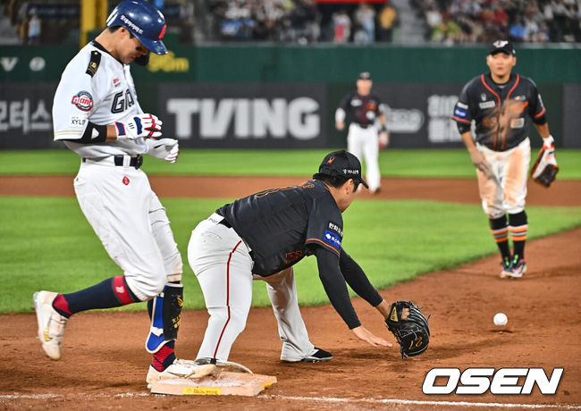 [OSEN=이석우 기자] 롯데 손성빈이 6회말 한화 1루수 김태연의 송구 실책으로 세이프되고 있다. 2024.06.28 / foto0307@osen.co.kr