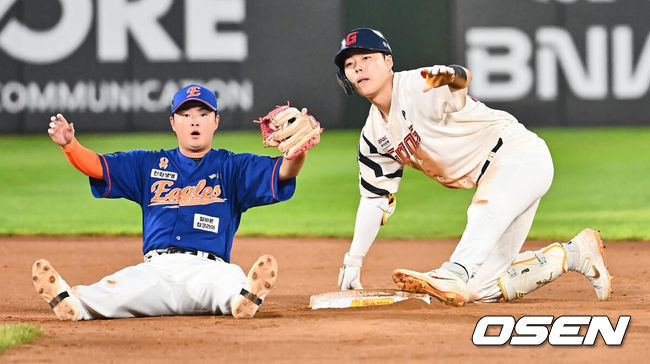 [OSEN=부산, 이석우 기자] 27일 부산 사직야구장에서 2024 신한 SOL 뱅크 KBO 리그 롯데 자이언츠와 한화 이글스의 경기가 열렸다. 홈팀 롯데는 박세웅이 선발 출전하고 한화 이글스는 문동주가 선발 출전했다.롯데 자이언츠 고승민이 8회말 무사 우익수 오른쪽 2루타를 치고 세이프되고 있다. 2024.08.27 / foto0307@osen.co.kr