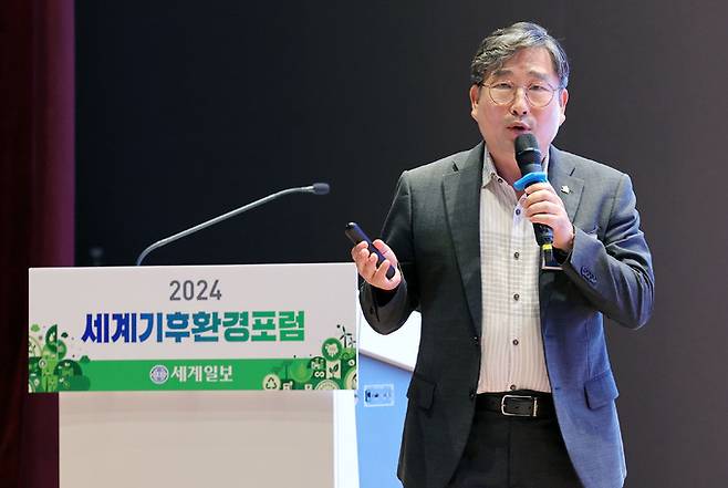 27일 서울 여의도 KRX 한국거래소에서 세계일보 주최로 열린 2024 세계기후환경포럼에서 강상구 전남도청 에너지산업국장이 주제발표를 하고 있다. 이재문 기자