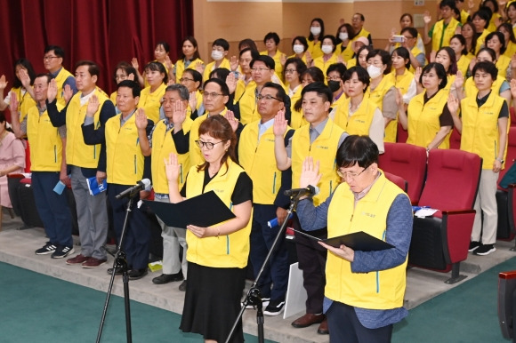 지난해 8월 새빛돌보미 발대식에서 새빛돌보미들이 선서를 하고 있다. 수원시 제공