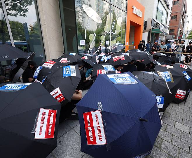 티몬과 위메프로부터 피해를 입은 판매자와 소비자들이 8월13일 티몬 사옥 앞에서 ‘검은 우산’ 집회를 열고 있다. ⓒ연합뉴스