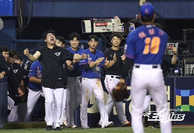 24일 역전승에 환호하는 한화 더그아웃. 한화 이글스 제공