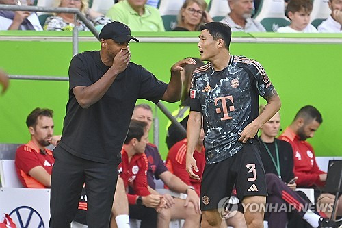 독일 매체 TZ가 27일(한국시간) 김민재가 개막전 전날 허벅지 근육 부상이 확인된 채 개막전을 소화했다는 사실을 공개했다. 그러면서 뮌헨이 여름 이적시장 막바지에 수비수 보강을 진행할 가능성이 있다고 전했다. 연합뉴스