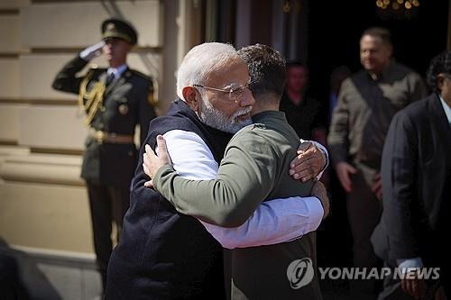 젤렌스키와 포옹하는 모디 [AP 연합뉴스 자료사진. 재판매 및 DB 금지]