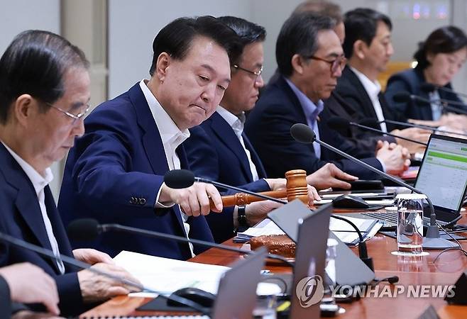 윤석열 대통령, 국무회의 개회 (서울=연합뉴스) 홍해인 기자 = 윤석열 대통령이 27일 서울 용산 대통령실 청사에서 열린 국무회의에서 의사봉을 두드리며 개회 선언을 하고 있다.  2024.8.27
    hihong@yna.co.k