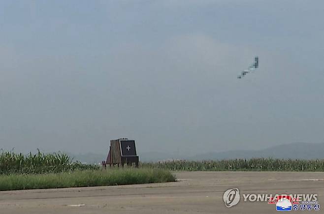 북한 '자폭 무인기' 성능시험 공개…김정은 현지지도 (평양 조선중앙통신=연합뉴스) 김정은 북한 국무위원장이 지난 24일 국방과학원 무인기연구소를 찾아 최근 개발한 무인기들의 타격시험을 현지지도했다고 조선중앙통신이 26일 보도했다. 2024.8.26 
    [국내에서만 사용가능. 재배포 금지. For Use Only in the Republic of Korea. No Redistribution] nkphoto@yna.co.kr