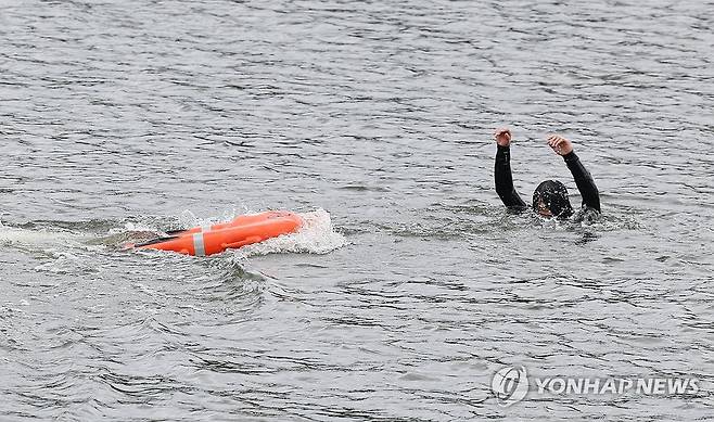 구조 대상자에게 접근하는 무인 구조보드 (울산=연합뉴스) 김용태 기자 = 27일 오전 울산시 남구 태화강 십리대밭교 앞에서 열린 울산소방본부의 첨단소방장비 시연회에서 무인 구조보드가 구조 대상자에게 접근하고 있다. 2024.8.27 yongtae@yna.co.kr