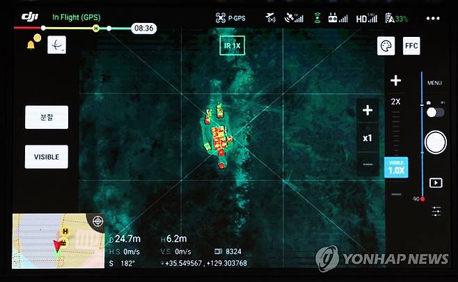 열화상카메라 드론으로 인명 수색 (울산=연합뉴스) 김용태 기자 = 27일 오전 울산시 남구 태화강 십리대밭교 앞에서 열린 울산소방본부의 첨단소방장비 시연회에서 열화상카메라 드론이 구조 대상자를 수색하고 있다. 2024.8.27 yongtae@yna.co.kr