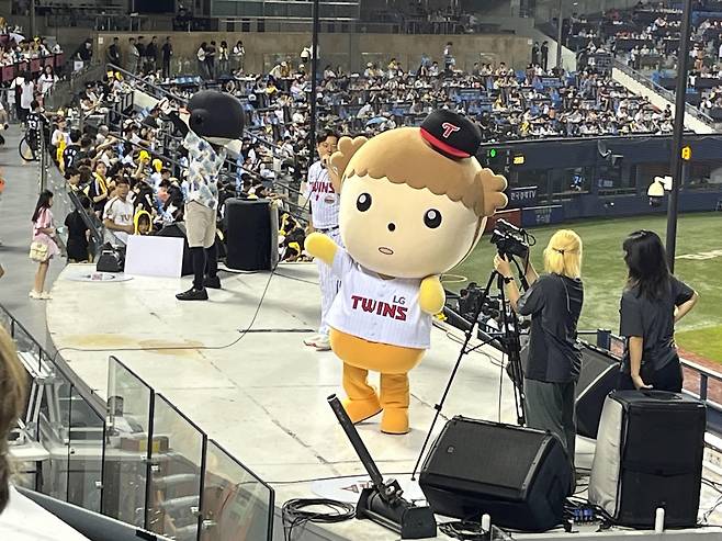 응원단석에 오른 네이버웹툰 '마루는 강쥐' 캐릭터 [네이버웹툰 제공. 재판매 및 DB 금지]