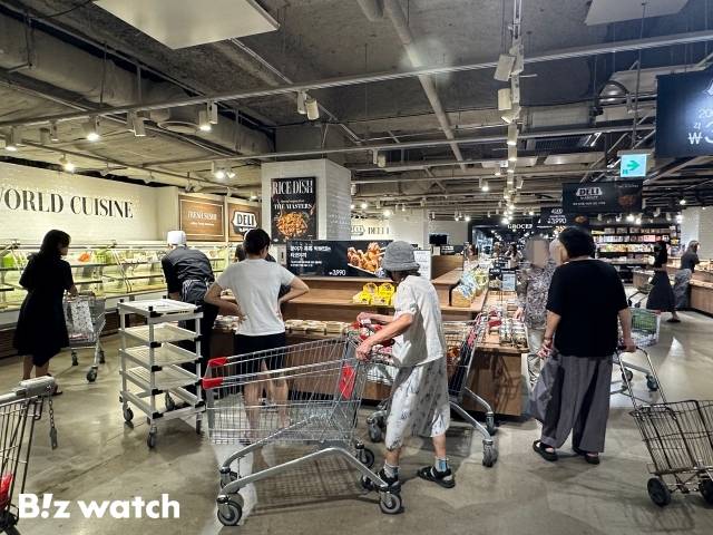 28일 오전 10시경 킴스클럽 델리 바이 애슐리 강남점에서 고객들이 제품을 구매하고 있다. / 사진=정혜인 기자 hij@