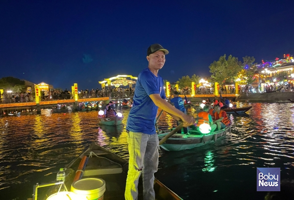 호이안 올드타운에서 소원배를 타는 것은 빼놓을 수 있는 여행 코스다. 소장섭 기자 ⓒ베이비뉴스