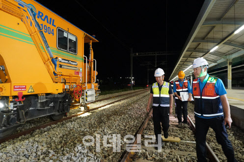 한문희 코레일 사장(왼쪽)이 28일 오전 충남 계룡시 계룡역에서 첨단 장비를 활용한 선로 유지보수 작업 현장을 점검하고 있다. (사진=코레일 제공)