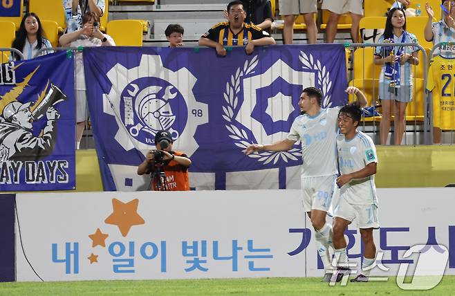 21일 오후 광주축구전용구장에서 열린 2024 하나은행 코리아컵 4강 1차전 광주FC와 울산 HD FC의 후반 10분께 울산 야고가 선취점을 넣고 동료들과 기쁨을 나누고 있다. 2024.8.21/뉴스1 ⓒ News1 김태성 기자