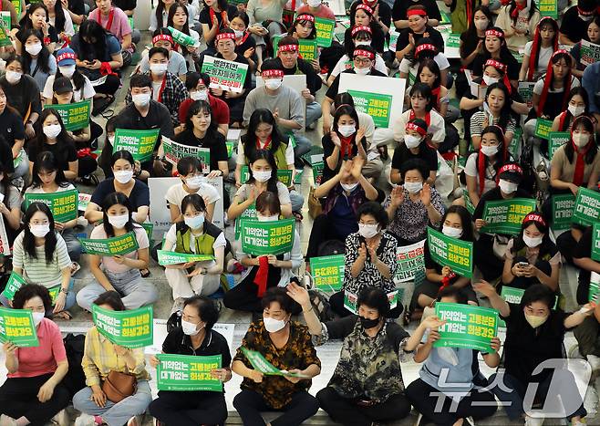 전국보건의료산업노동조합 총파업을 하루 앞둔 28일 광주 동구 조선대학교 병원에서 열린 파업전야제에서 조합원들이 구호를 외치고 있다.2024.8.28/뉴스1 ⓒ News1 박지현 기자