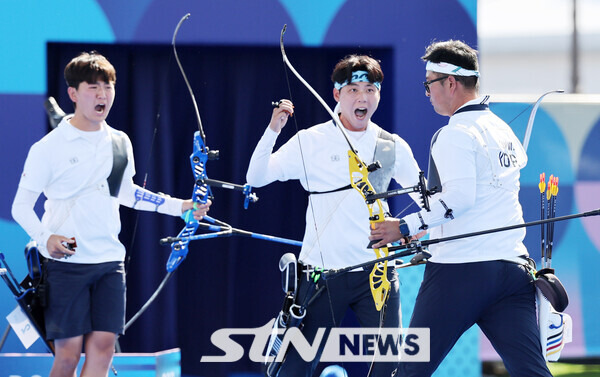 김우진, 김제덕, 이우석이 29일(현지시각) 프랑스 파리 레쟁발리드에서 열린 파리 올림픽 양궁 남자 단체전 결승 프랑스와의 경기에서 서로를 격려하고 있다. 사진┃뉴시스