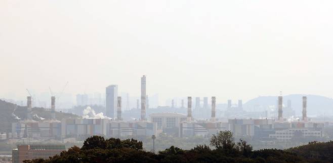인천시 서구 경인아라뱃길에서 바라본 서구지역 발전소 모습. /연합뉴스